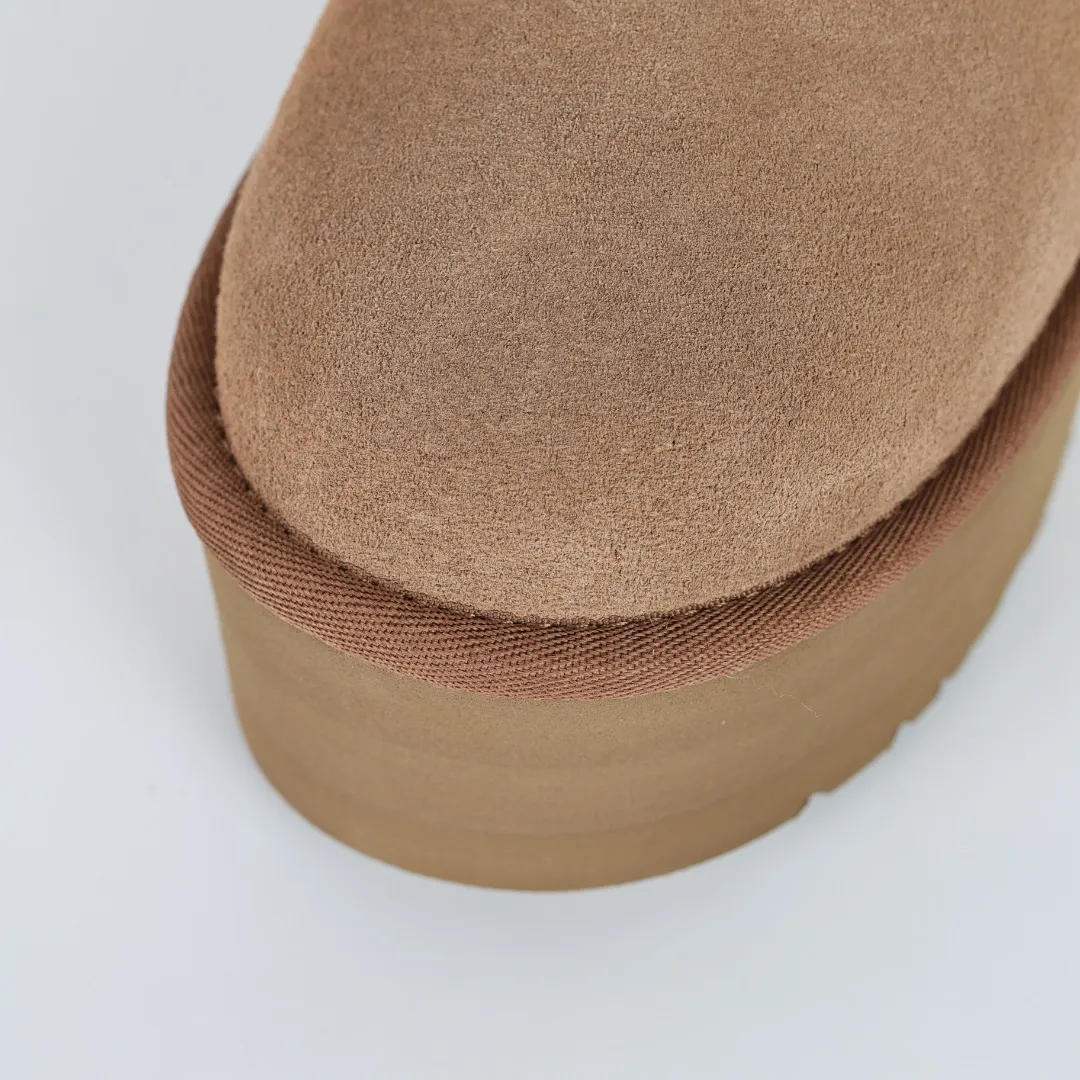 Pick up locally 💰660 Core recommendation Good price It is a very suitable choice for home use. In recent years, uug has launched a series of styles, which are partially geared towards the preferences of young consumers and have also moved to the forefront of fashion trends. Shoe body material: water-repellent coated suede upper, 17 mm UGGPURE™ implantable wool insole, lightweight non-slip and comfortable rubber outsole, with brand LOGO and trademark, with full packaging Size: 35 36 37 38 39 40